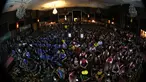 Suporter dari Chelsea Indonesia Supporters Club (CISC) dan Arsenal Indonesia Supporters (AIS) memeriahkan acara nonton bareng Liga Premier Inggris di Hotel Amaroossa Grande, Bekasi. Sabtu (19/9/2015). (Bola.com/Arief Bagus)