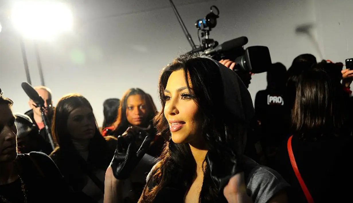 Tragedi perampokan yang menimpa Kim Kardashian di Paris tiga bulan lalu telah terungkap pelakunya. Kabarnya perampokan tersebut telah  direncanakan oleh orang  terdekat yang mengetahui keberadaan Kim. (AFP/Bintang.com)