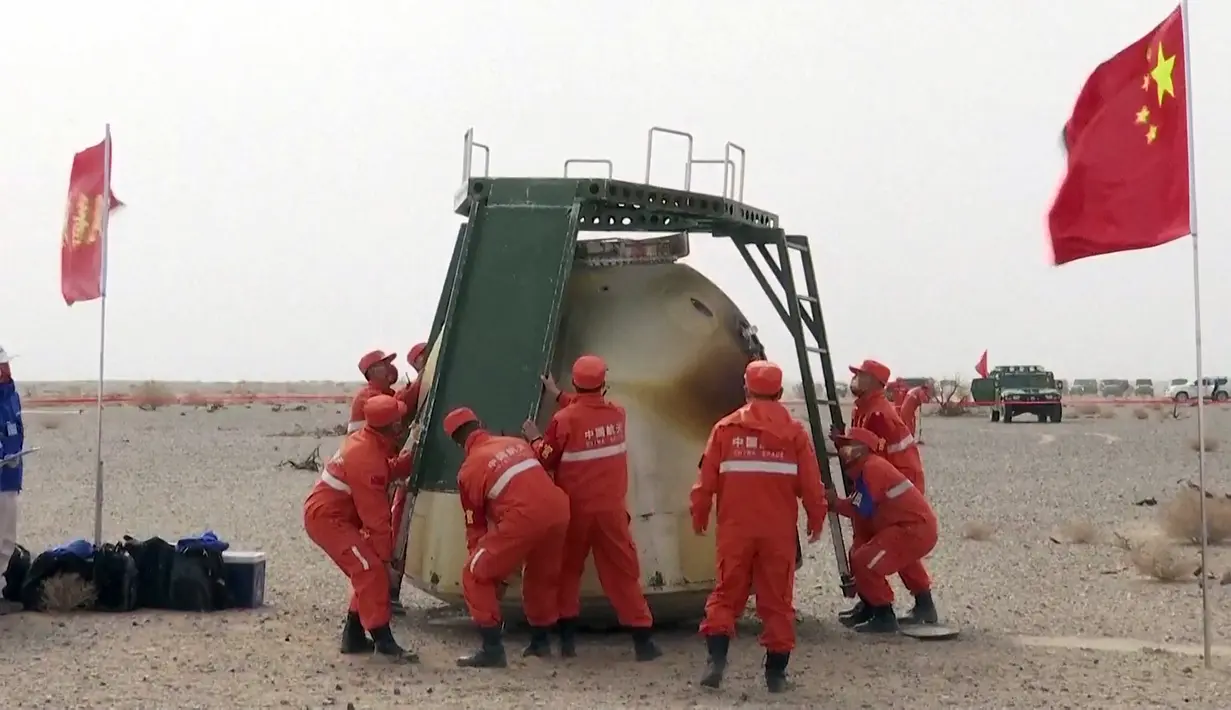 Tangkapan layar menunjukkan kapsul pesawat ruang angkasa Shenzhou-13 yang membawa tiga astronot China setelah kembali ke bumi di Mongolia Dalam, China, 16 April 2022. (CCTV/AFP)