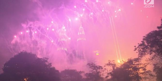 VIDEO: Gemerlap Kembang Api Tandai Tahun Baru di Kuala Lumpur