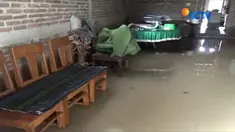 Genangan air tak kunjung surut dalam dua hari terakhir mengganggu aktivitas warga Desa Wonosari.
