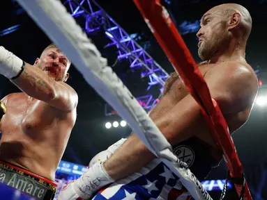Petinju kelas berat asal Inggris, Tyson Fury berusaha menghindari pukulan petinju Jerman Tom Schwarz dalam pertarungan tinju kelas berat di MGM Grand Arena, Las Vegas, AS (16/6/2019). Tyson Fury membutuhkan dua ronde untuk menundukkan Tom Schwarz. (AP Photo/John Locher)