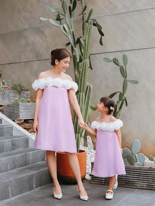 Bak kakak adik, pasangan ibu dan anak yang satu ini terlihat super cute saat kembaran dress seperti ini. Keduanya pun terlihat cantik dan menggemaskan bukan?(instagram.com/chelseaoliviaa)