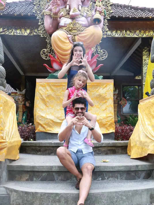 Keakraban para pemeran Elif, Gulcin Tuncok, Isabella, dan Emre Kivilcim ketika berkunjung ke Galeri Semar Kuning, Ubud, Bali. (Deki Prayoga/Bintang.com)