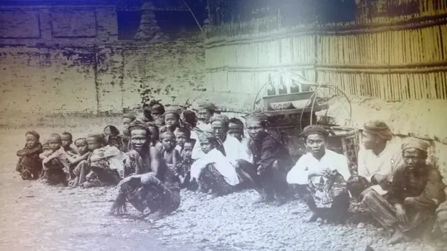 Salah satu foto yang diambil pada 1880 memperlihatkan seorang pedagang makanan yang diduga soto Kudus. (dok Yayasan Masjid, Menara, dan Makam Sunan Kudus)