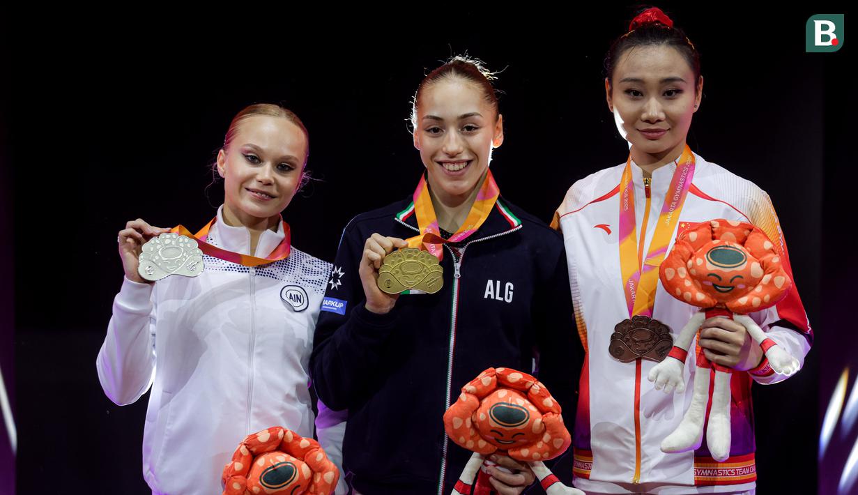 <p>Pesenam asal Rusia sekaligus peraih medali perak, Angelina Melnikova (kiri) berfoto bersama dengan pesenam Aljazair sekaligus peraih medali emas, Kaylia Nemour (tengah) dan pesenam China sekaligus peraih medali perunggu, Yang Fanyuwei saat podium aparatus putri nomor palang bertingkat Kejuaraan Dunia Gimnastik 2025 di Indonesia Arena, Senayan, Jakarta, Jumat (24/10/2025). (Bola.com/Bagaskara Lazuardi)</p>