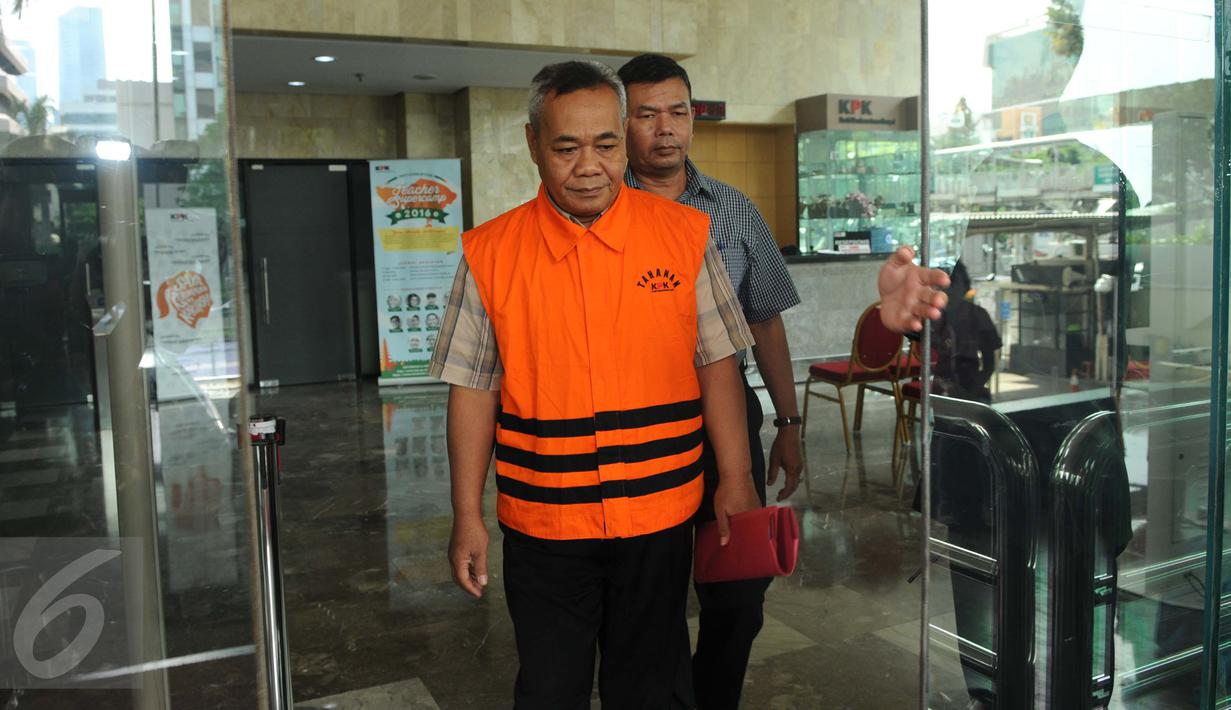 PNS Dinas Pendidikan Klaten Sularman usai diperiksa oleh penyidik di gedung KPK terkait suap promosi dan mutasi jabatan di lingkungan kabupaten Klaten, Jakarta, Rabu (18/1) . (Liputan6.com/Helmi Afandi)