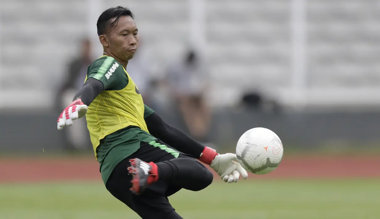 Kiper Timnas Indonesia U-22, Awan Setho, mengirim umpan saat latihan di Stadion Madya, Jakarta, Selasa (15/1). Latihan ini merupakan persiapan jelang Piala AFF U-22. (Bola.com/Yoppy Renato)