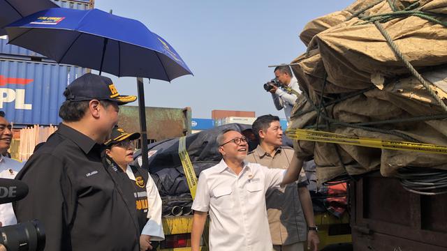 Menteri Perdagangan (Mendag) Zulkifli Hasan, Menteri Keuangan Sri Mulyani Indrawati dan Menteri Koordinator Bidang Perekonomian Airlangga Hartarto meninjau puluhan kontainer berisi barang impor ilegal, di Cikarang Dry Port, Bekasi, Jawa Barat.