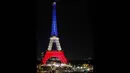 Sementara ada lebih dari 400 orang terluka di beberapa lokasi, termasuk stadion Stade de France, gedung konser Bataclan, dan beberapa kafe serta restoran. Tampak sebuah foto yang memperlihatkan Menara Eiffel yang diterangi dengan warna bendera nasional Prancis saat peringatan ke-10 serangan teroris Paris yang terjadi pada 2015, di Paris, pada 12 November 2025. (Ludovic MARIN/AFP)