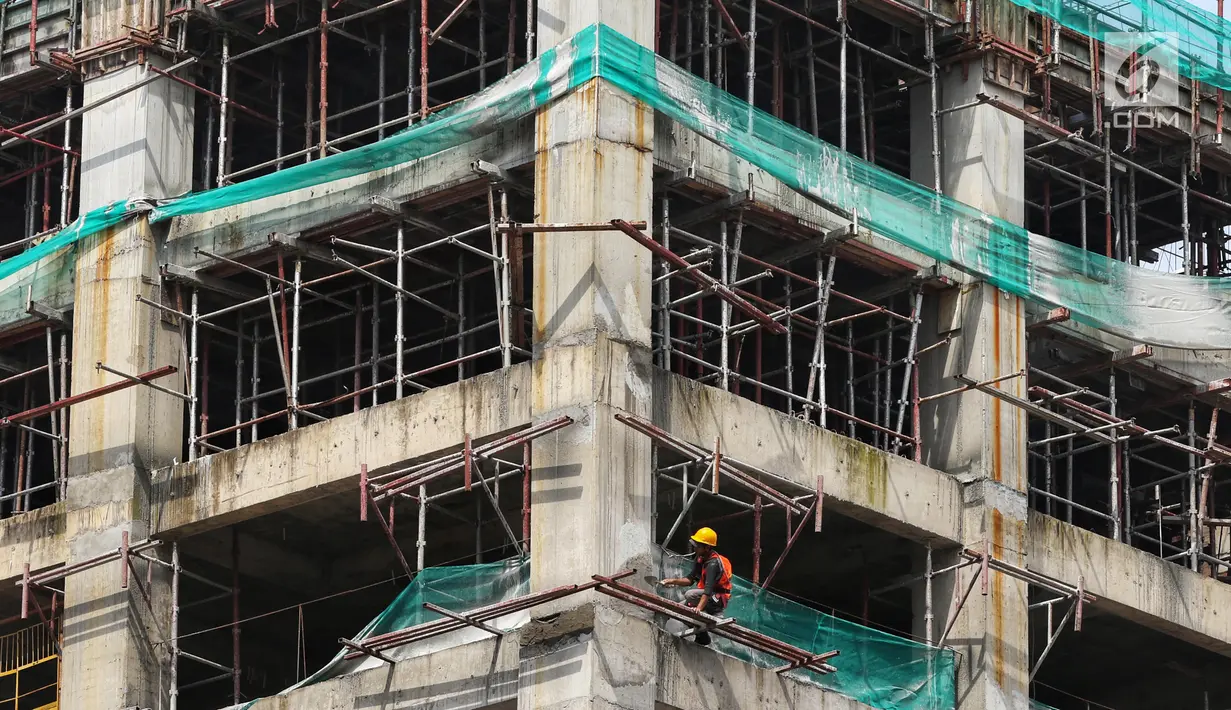 Pekerja beraktivitas di kawasan proyek pembangunan Apartemen Meikarta di Cikarang, Kabupaten Bekasi, Jawa Barat, Jumat (12/4). Sejak diluncurkan 17 Agustus 2017 lalu Meikarta secara cepat melakukan pembangunan dan kini sudah ada 28 tower yang sudah dibangun secara serentak (Liputan6.com/Johan Tallo)