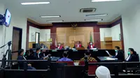 Sidang perdana kasus penyelundupan onderdil moge Harley Davidson dan sepeda Brompton dengan terdakwa eks Dirut Garuda Indonesia, Ari Askhara. (Liputan6.com/Pramita Tristiawati)