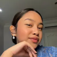 Berbalut Kebaya Biru saat Hadir di Pernikahan Keluarga Cendana. [mayangsariofficialchannel]