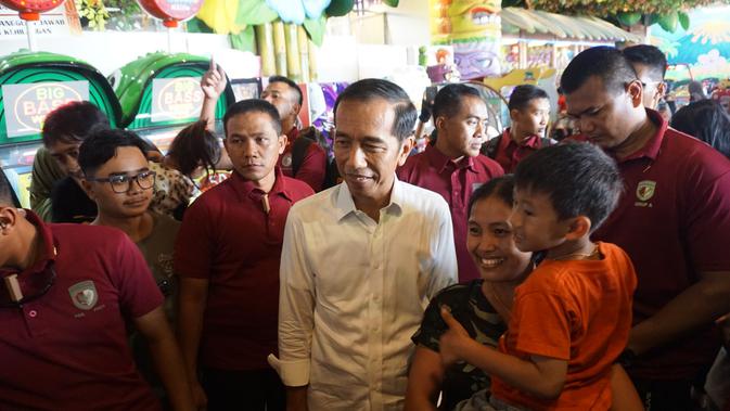 Presiden Jokowi Saat Mengunjungi Sebuah Mal di Solo Baru, Sukoharjo pada Rabu (1/5/2019). Foto: (Fajar Abrori/Liputan6.com)