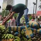 Personel Polda Riau mengeluarkan paket ganja di bawah pisang yang dibawa memakai mobil pickup. (Liputan6.com/M Syukur)