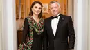 <p>Dress panjang yang menjadi busana nasional Yordania pun turut dipopulerkan Ratu Rania. Yaiut gaun warna hitam dengan sulaman tangan berwarna serta berpola merah (Foto: Instagram @queenrania)</p>