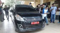 Mobil dinas Pemkot Kendari terparkir di Mapolda Sulawesi Tenggara. (Liputan6.com/Ahmad Akbar Fua)
