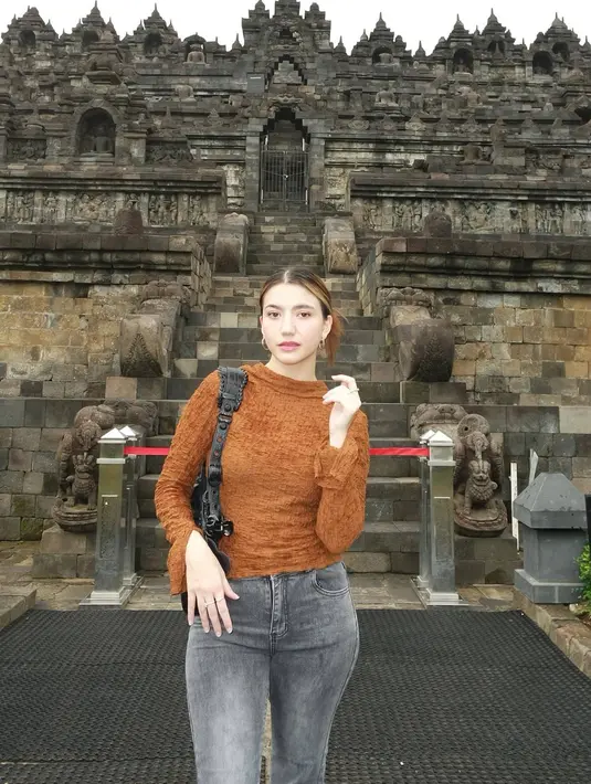 Sebelum menikmati liburan di tengah kesibukannya, Cassandra Lee sempat jalan-jalan ke Eropa pada momen akhir tahun 2023 kemarin. Momen liburan bersama Ryuken Lie ini pun kerap menjadi sorotan dimana pasangan kekasih ini kerap disebut sebagai pasangan yang serasi. (Liputan6.com/IG/@cassandraslee)