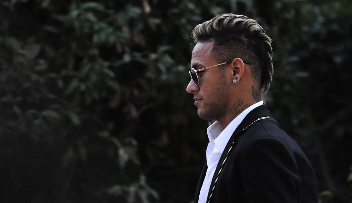 Gaya rambut Neymar usai memberikan kesaksian di hadapan hakim di Madrid, Spanyol, (2/2). Neymar dipanggil untuk memberikan bukti atas transfer dirinya dari Santos ke Barcelona pada tahun 2013. (AFP PHOTO/Tom Gandolfini)