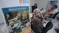 Nasabah mengajukan persyaratan kredit di BNI Tanah Abang, Jakarta, Rabu (24/2). 2500 debitur tersebut meliputi KUR Mikro, KUR Ritel, dan KUR TKI. (Liputan6.com/Angga Yuniar)