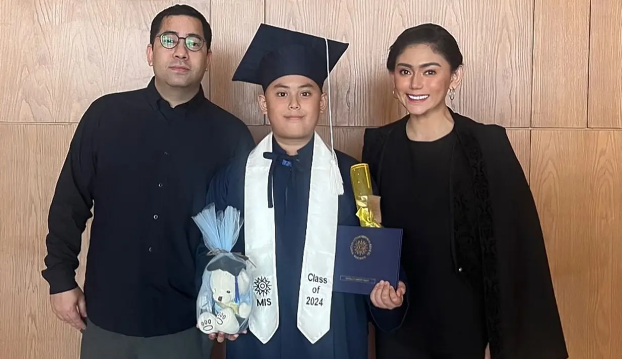 Pada momen kelulusan Rafello dari sekolah dasar, ia tidak hanya didampingi oleh Thalita, namun juga calon ayah sambungnya. Kebersamaan itu pun banjir doa dari para netizen agar keduanya segera menikah. Dalam momen tersebut, bocah 12 tahun itu tampak sangat bahagia. (Liputan6.com/IG/@thalitalatief)