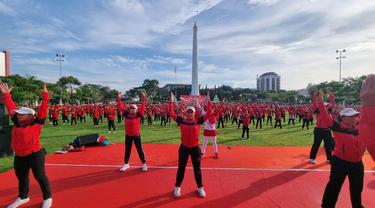Ratusan kader PDIP Jatim senam bersama di Tugu Pahlawan Surabaya. (Dian Kurniawan/Liputan6.com)