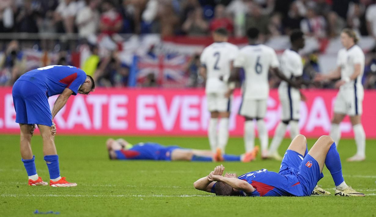 Reaksi kecewa para pemain Timnas Slovakia setelah kalah 1-2 dari Timnas Inggris pada pada laga babak 16 besar Euro 2024 di Arena AufSchalke, Gelsenkirchen, Jerman, Minggu (30/6/2024). (AP Photo/Matthias Schrader)