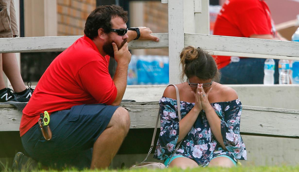 Ekspresi seorang wanita saat menanti kabar anaknya setelah penembakan di Santa Fe High School, Texas, Amerika Serikat, Jumat (18/5). Polisi mengungkapkan, material peledak ditemukan di Santa Fe High School. (Michael Ciaglo/Houston Chronicle via AP)