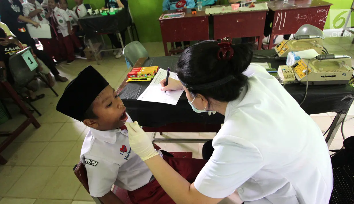 Siswa menjalani pemeriksaan gigi gratis di Mts Negeri 1, Batam, Kepri, Selasa (7/8). Pemeriksaan gigi gratis oleh mahasiswa Fakultas Kedokteran Gigi Trisakti digelar rangka HUT OT ke 70. (Liputan6/com/HO/Iwan)