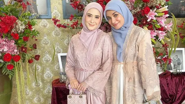 Atau bisa juga tiru gaya Revalina temat yang tampil cantik mengenakan silk kaftan dengan aksen payet yang mewah.