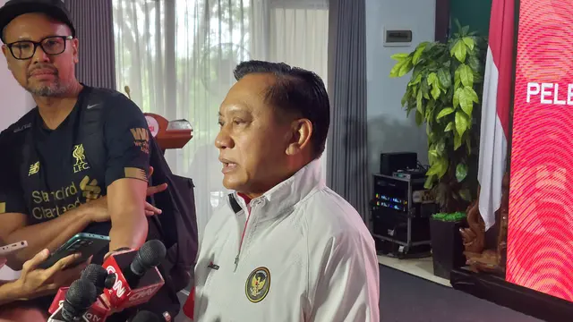 Ketua umum PBVSI, Komjen Pol. (Purn.) Drs. Imam Sudjarwo, M.Si., saat acara Pelepasan Timnas Bola Voli Putra ke Asian Games 2026 di Padepokan Voli Sentul, Bogor, Kamis (24-9-2026). (Bola.com/Arif Anggara Mulya)
