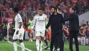 Pelatih Real Madrid, Alvaro Arbeloa (ke-2 kanan), dan Kylian Mbappe (ke-2 kiri) terlihat di pinggir lapangan selama pertandingan leg kedua perempat final Liga Champions 2025/2026 antara Bayern Munich dan Real Madrid di Munich, Jerman selatan, pada 15 April 2026. (AFP/Karl-Josef HILDENBRAND)