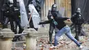 Seorang pengunjuk rasa antipemerintah bentrok dengan polisi di Bogota, Kolombia, Rabu (5/5/2021). Menurut angka resmi, lebih dari 800 orang terluka dan 89 orang lainnya dilaporkan menghilang selama seminggu. (AP Photo/Fernando Vergara)