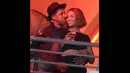 Beyonce dan Jay Z terlihat mesra di belakang panggung di Made In America Festival, Senin (1/9/14). (Dailymail)