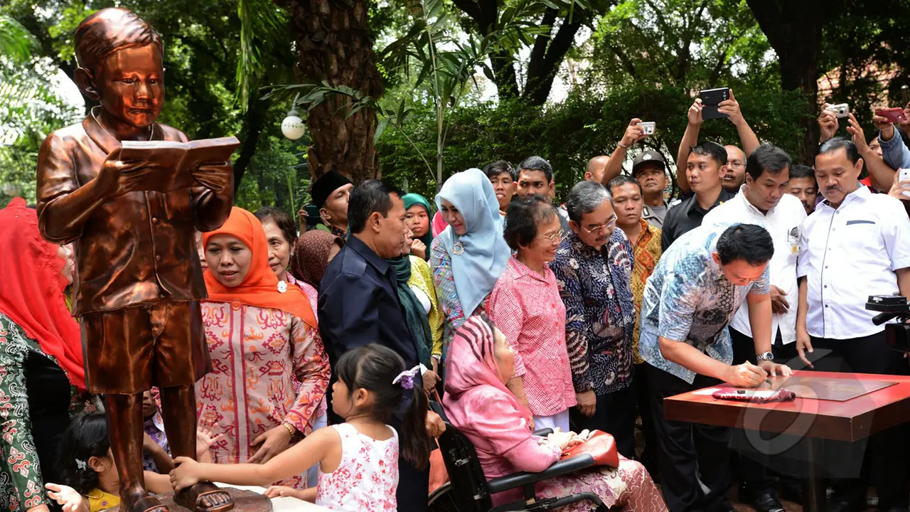 Ahok Remikan Patung Gus Dur Kecil