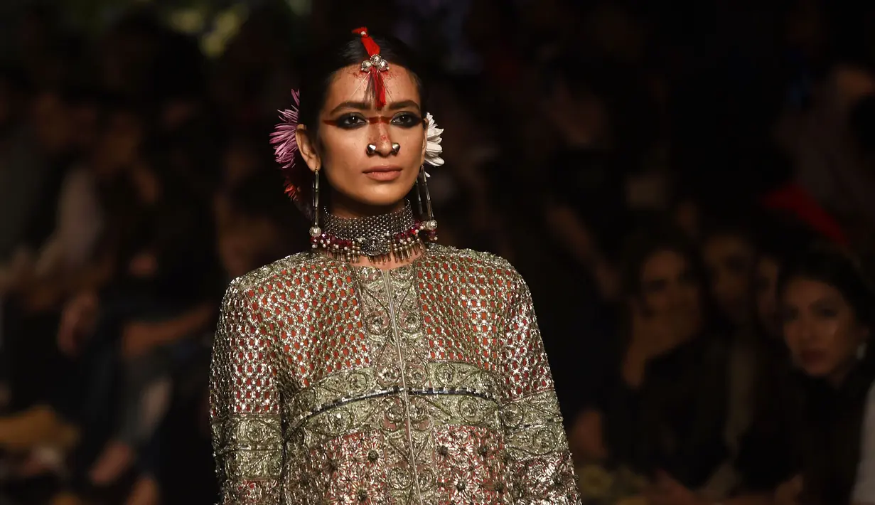 Seorang model membawakan pakaian tradisional Pakistan rancangan desainer Hussain Reharselama peragaan busana yang digelar oleh Loreal Paris Pakistan Fashion Design Council di Lahore, Selasa (4/9). (ARIF ALI / AFP Photo)