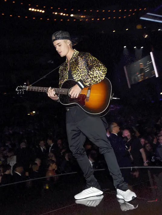 Mengatasi kelelahan yang dialami Bieber, ia pun mencoba menjalani terapi bekam pada sela konser tur di Glendale, Arizona, Amerika Serikat. (AFP/Bintang.com)