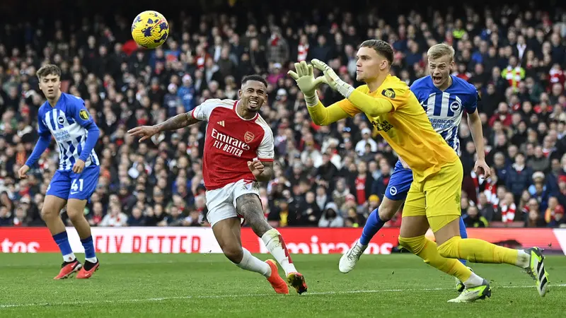 Gabriel Jesus dan  Bart Verbruggen - Arsenal Vs Brighton and Hove Albion di Premier League 2023/2024