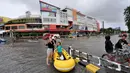Hujan yang mengguyur Jakarta sejak Minggu (8/2) lalu, mengakibatkan tingginya genangan air di kawasan Kelapa Gading. Sejumlah warga terlihat berfoto selfie saat banjir melanda kawasan tersebut, Jakarta, Selasa (10/2/2015). (Liputan6.com/Faizal Fanani)