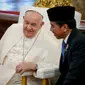 Super sederhana, Paus Fransiskus pakai jam tangan Rp100ribuan saat kunjungan ke Indonesia (@franciscus)