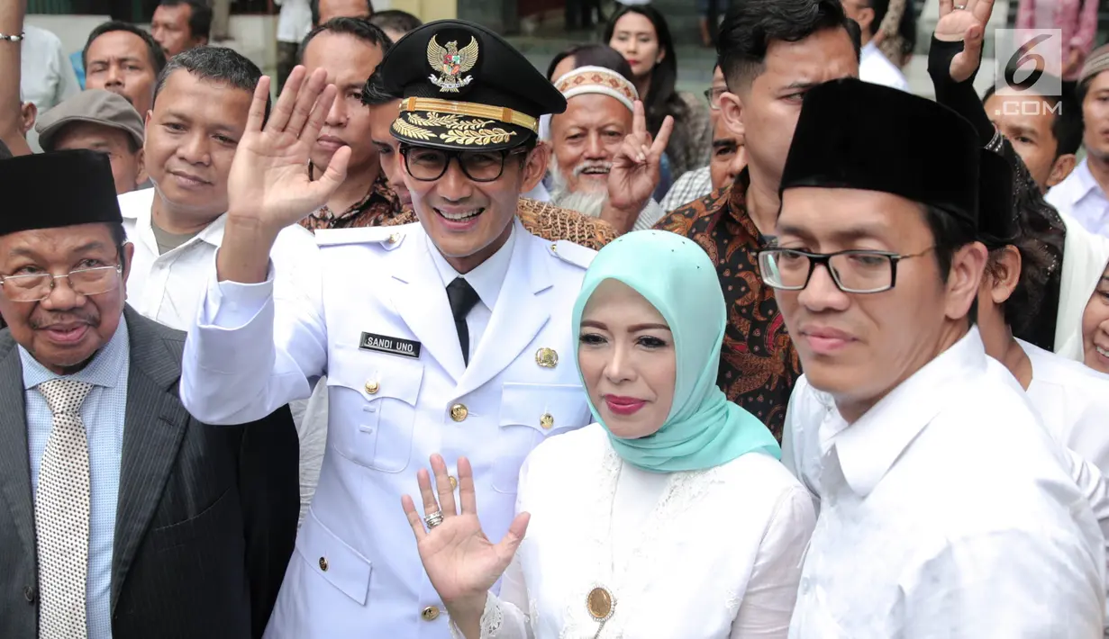 Wakil Gubernur DKI terpilih, Sandiaga Uni ditemani istrinya, Nur Asia tiba di Masjid Sunda Kelapa, Jakarta, Senin (16/10). Sebelum menuju Istana Negara untuk dilantik, Anies Baswedan dan Sandiaga singgah ke masjid tersebut. (Liputan6.com/Faizal Fanani)