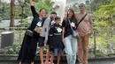 Setibanya di Singapura, Hesti Purwadinata dan Edo Borne tak lupa mengajak ketiga anaknya untuk berfoto di air terjun indoor yang ikonik di Bandara Changi Singapura. Air terjun tersebut memang menjadi destinasi yang kerap dikunjungi wisatawan saat berada atau transit di bandara tersebut. (Liputan6.com/IG/@edoborne)