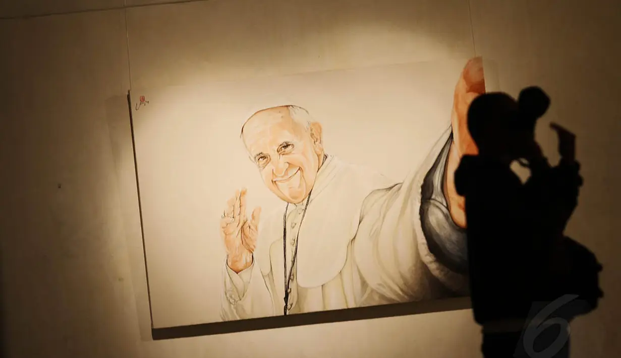 Paus Yohanes Paulus II bergaya selfie dalam lukisan “Pope Does Selfie” di TIM, Jakarta, Rabu (21/5/14). (Liputan6.com/Faizal Fanani)
