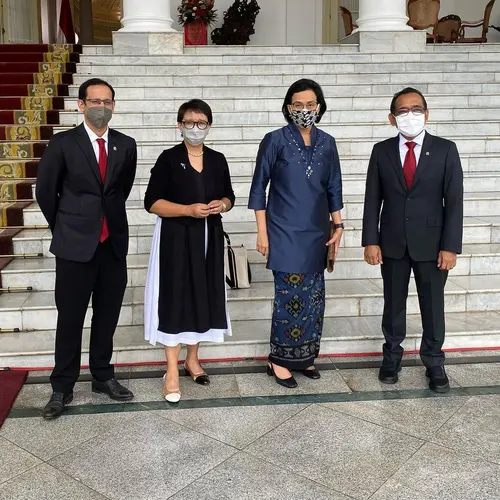 Penampilan 4 Menteri Saat Sambut PM Malaysia, Menlu Retno Marsudi Pakai Sepatu Beda Warna