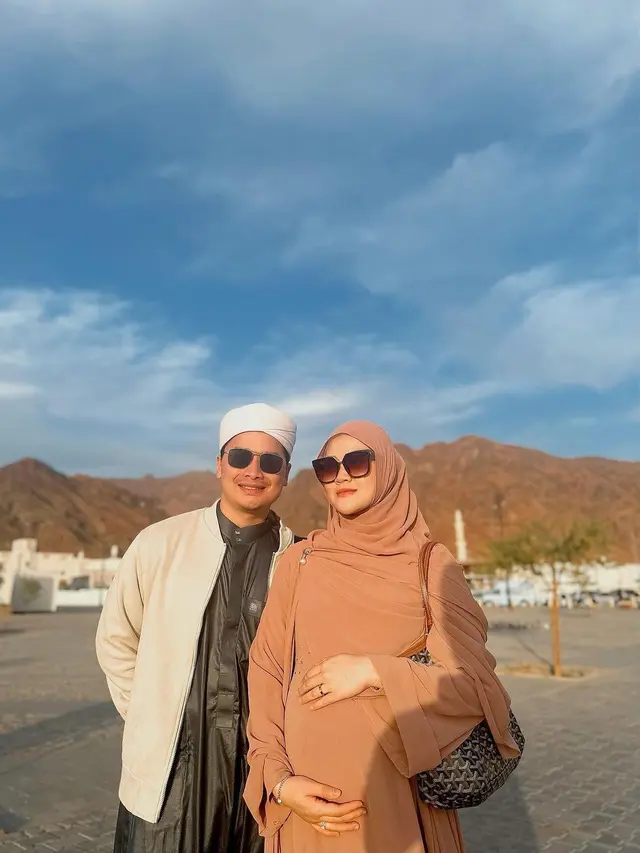 Alvin Faiz bersama Henny Rahman yang hamil tujuh bulan pergi ke Tanah Suci (foto: Instagram alvin_411)