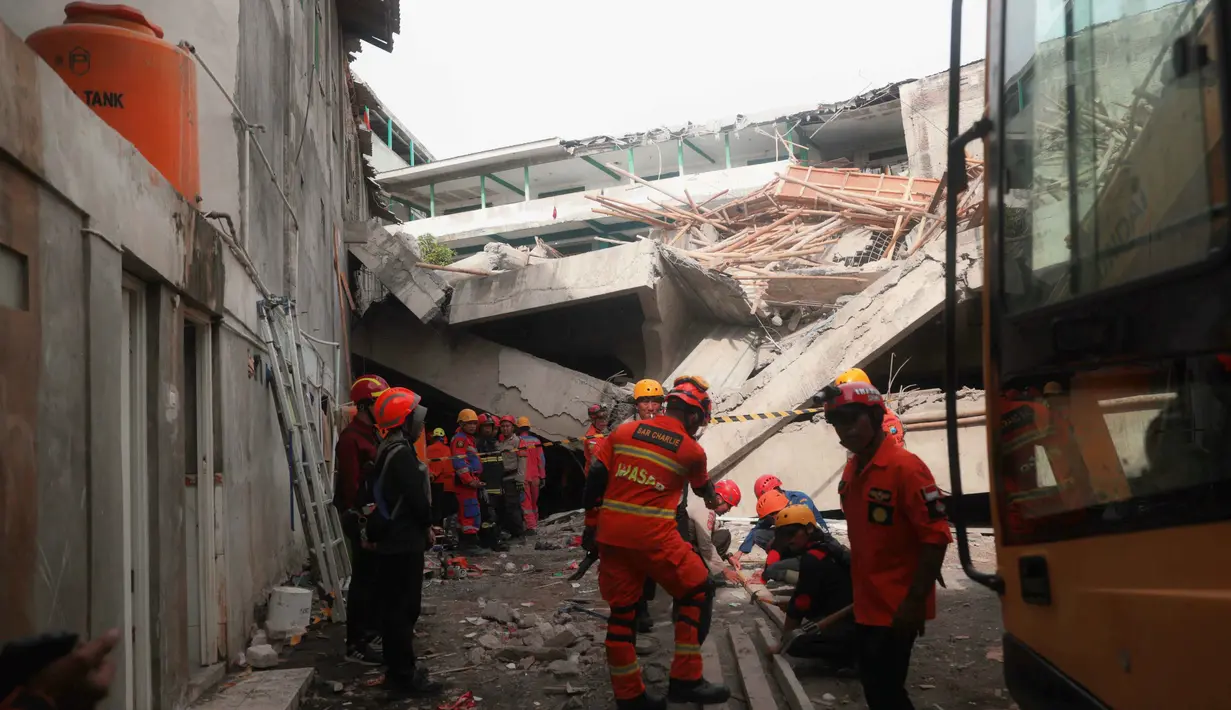 Sebelumnya, sebuah bangunan gedung musala Pondok Pesantren (Ponpes) Al Khoziny, di Kecamatan Buduran, Sidoarjo, Jawa Timur yang ambruk pada Senin (29/9/2025) sore. (AP Photo/Trisnadi)