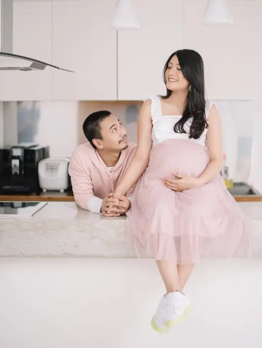 Tak hanya Anissa, Raditya Dika pun turut menemani sang istri. Ia jug tampak menggunakan baju senada dengan Anissa yaitu warna merah muda dan putih. (Liputan6.com/Instagram/@anissaaziza)