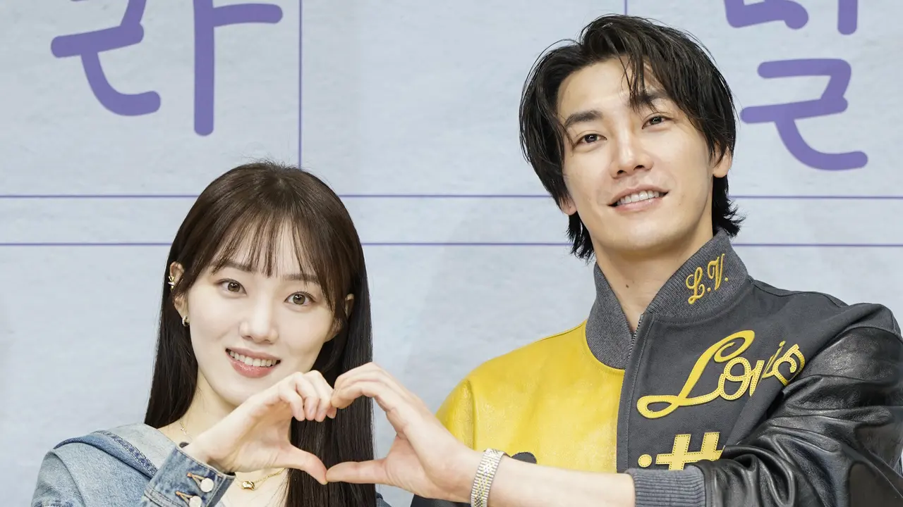 Lee Sung Kyung dan Kim Young Kwang dalam konferensi pers serial Call It Love. (Foto: Disney)