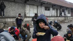 Sejumlah imigran makan makanan gratis di Belgrade, Serbia, Kamis (22/12). (REUTERS / Marko Djurica)