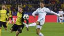Bintang Real Madrid, Cristiano Ronaldo, berusaha melewati bek Dortmund, lukasz Piszczek, pada laga Liga Champions di Stadion Signal Iduna Park, Dortmund, Selasa (26/9/2017). Dortmund kalah 1-3 dari Madrid.